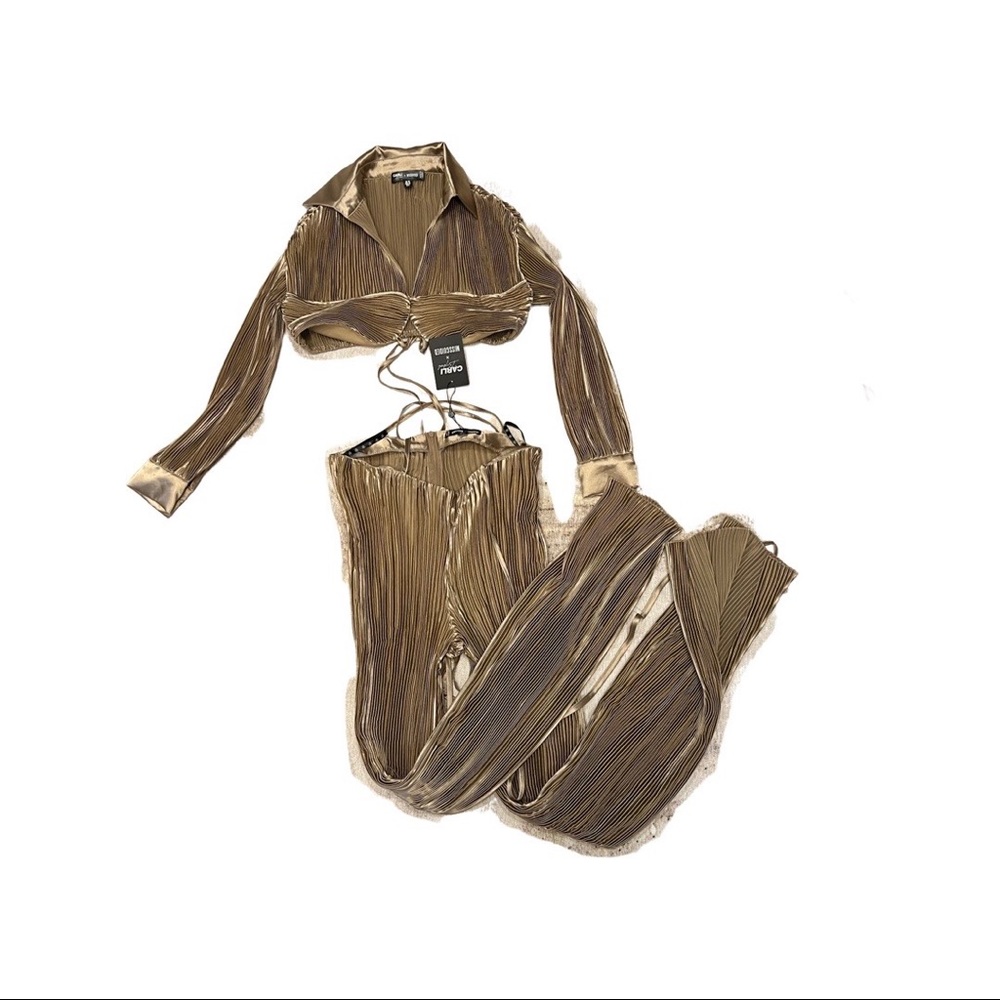 CARLI BYBEL + MISSGUIDED PLISSE SET TOP 6 bottom 4